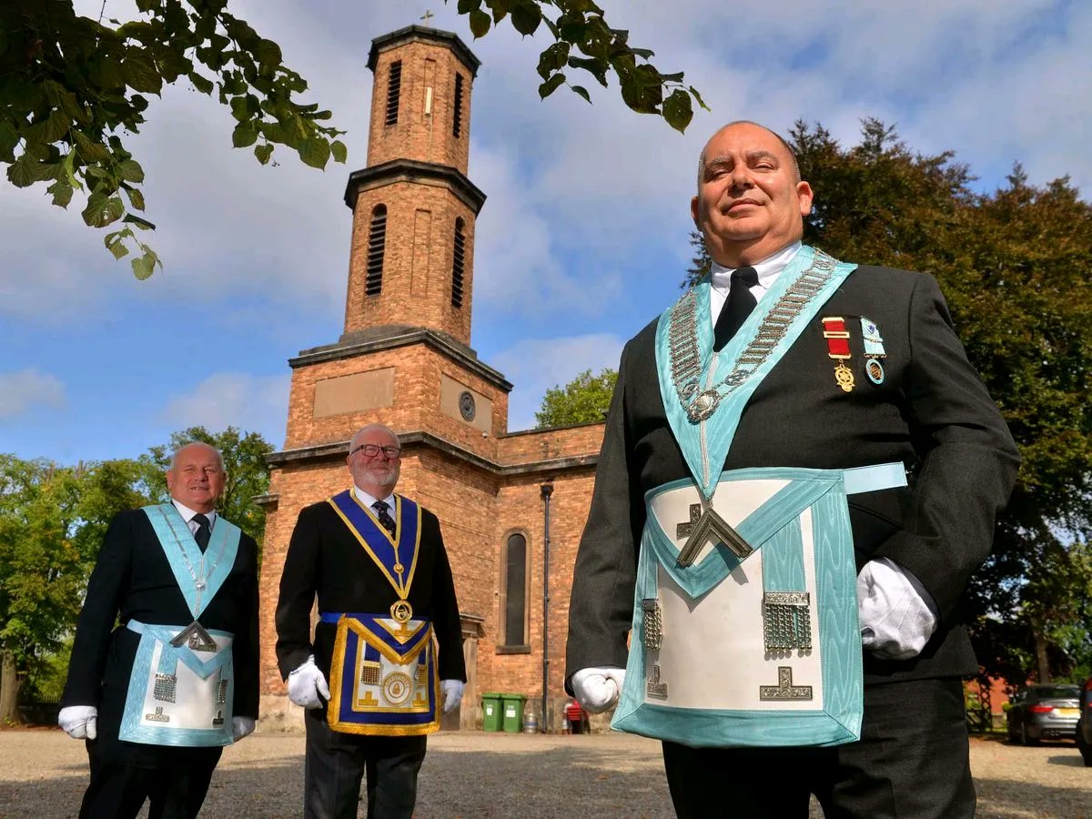 ShropshireMason's tweet image. A fabulous article in the Shropshire Star outlining who we are and the great things we do. Last year Shropshire Freemasons donated £75,000 to local causes including £10,000 being given to the Shrewsbury Food Hub.

buff.ly/3ZrrcdG

#freemasons #freemasonry #charity