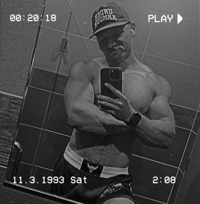 Retweet if you can see the outline of my dick bulging through my shorts 😈👅 https://t.co/gtyBNqwrkV