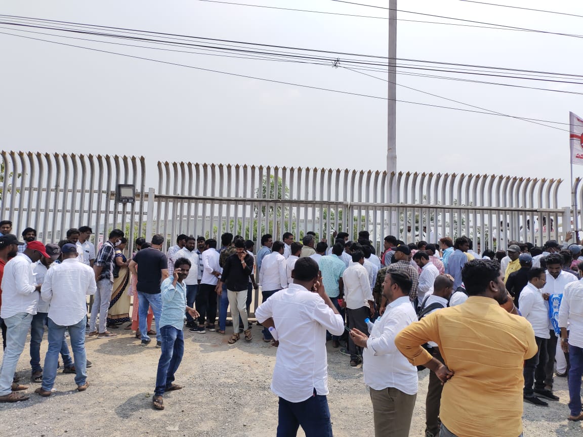 UttarAndhraJSP's tweet photo. మంగళగిరి కార్యాలయం వద్ద @PawanKalyan గారి కోసం వేచి చూస్తున్న జనసైనికులు ✊✊
@mnadendla @NagaBabuOffl https://t.co/TX2ymZ04D8
