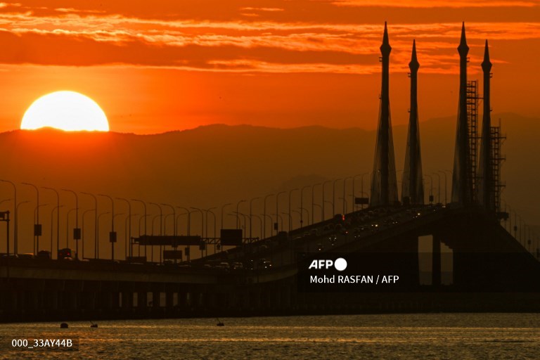 Aurelia BAILLY (@aureliabailly) on Twitter photo Sunrise as motorists cross over the Penang Bridge in George Town on Malaysia's Penang Island.
A picture by #AFP photographer
<a href="/rasfan/">Mohd Rasfan</a> Sunrise as motorists cross over the Penang Bridge in George Town on Malaysia's Penang Island.
A picture by #AFP photographer
<a href="/rasfan/">Mohd Rasfan</a>