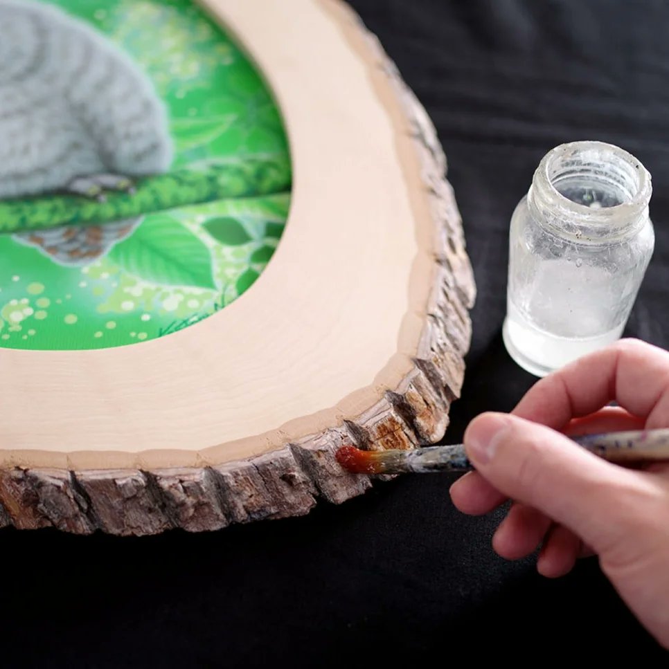 kentaro_art's tweet image. I processed a branch of a chestnut tree. An image of an owl perched on a branch.

自宅庭のクリの木の枝を加工して作品の台座にしました。フクロウが枝にとまっているイメージです。

#owls　#saveowls #saveforest #kentaronishino #フクロウ #森  #画家 #西野健太郎