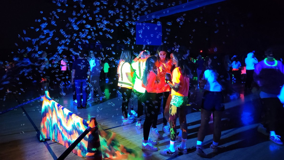 WSMS_APMack's tweet image. Our 7th and 8th graders at a great time at the Glow Dance tonight!! Thank you to all the parents and staff the helped out!! #WSMSWolves