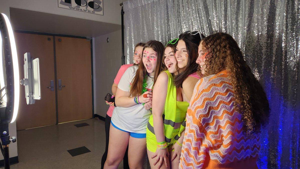 WSMS_APMack's tweet image. Our 7th and 8th graders at a great time at the Glow Dance tonight!! Thank you to all the parents and staff the helped out!! #WSMSWolves