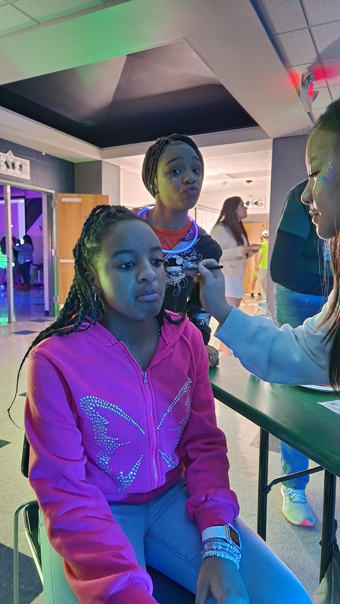 WSMS_APMack's tweet image. Our 7th and 8th graders at a great time at the Glow Dance tonight!! Thank you to all the parents and staff the helped out!! #WSMSWolves