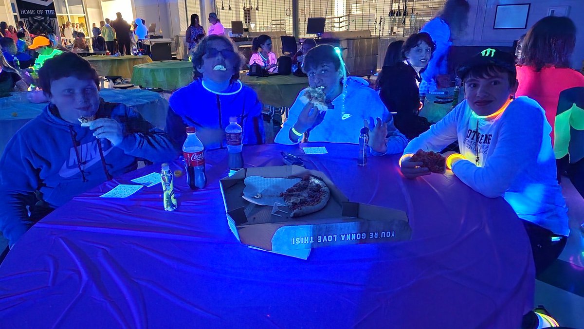 WSMS_APMack's tweet image. Our 7th and 8th graders at a great time at the Glow Dance tonight!! Thank you to all the parents and staff the helped out!! #WSMSWolves