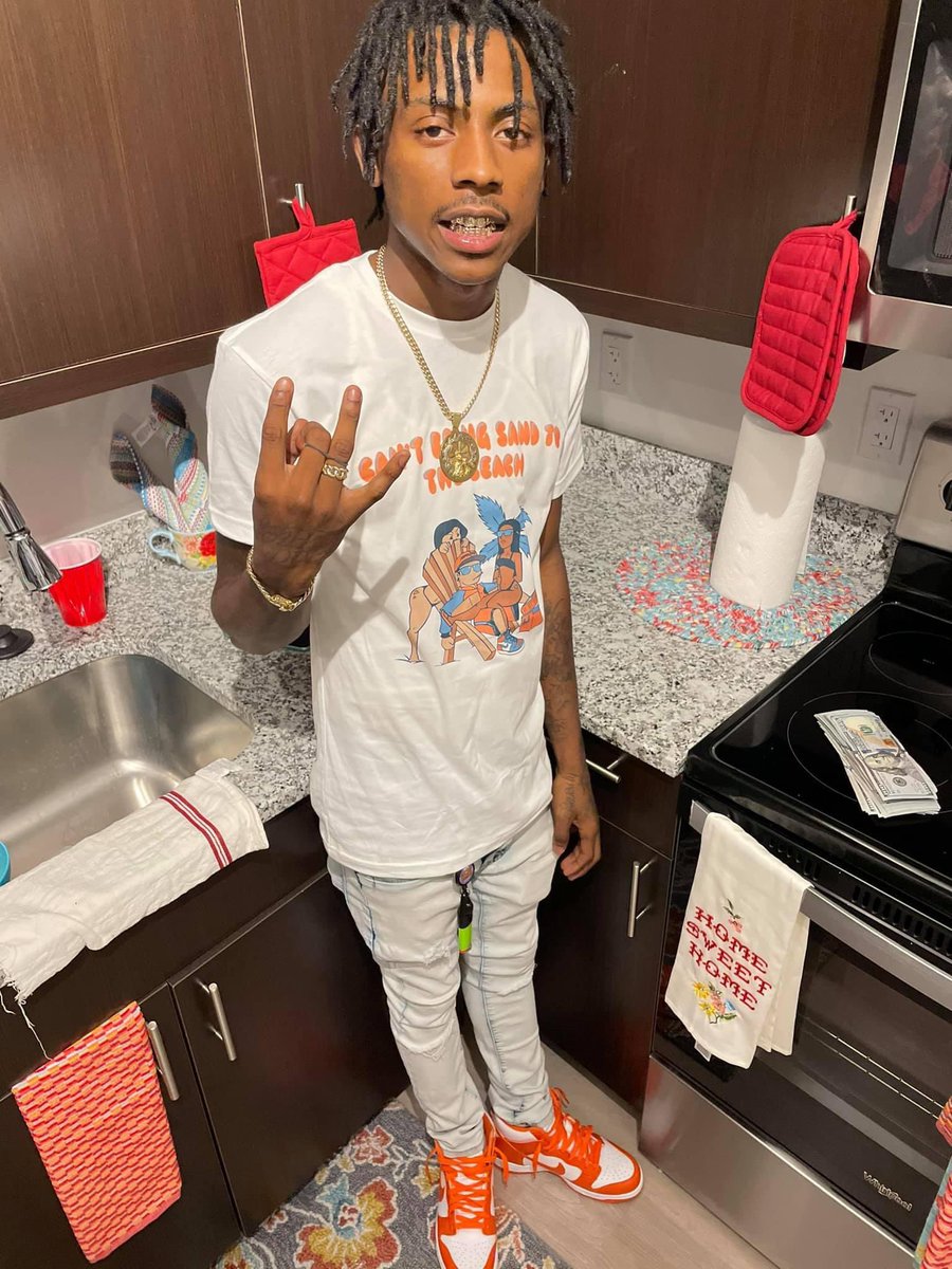 Offdawok_'s tweet photo. Same nigga still thuggin and yo bitch love me 🤫 https://t.co/0ZHpzZOOaU