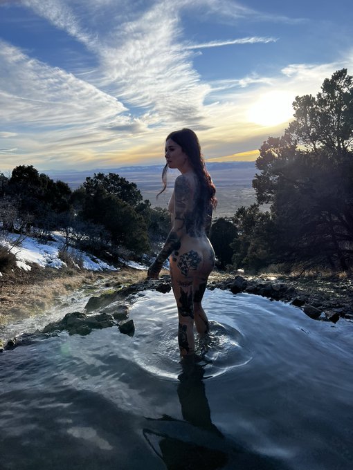 Watch Peechfuzzzz's leaked NSFW photo on TwXstars