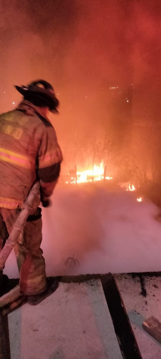 Sallvatoree's tweet image. #Durango | Murió calcinado al interior de una vivienda de materiales frágiles en el Fracc. Versalles un hombre de 45 años: respondía al nombre de Antonio Gallegos Barrón, de acuerdo con la #DMPC había intentado quemar su jacal anteriormente. #Noti12