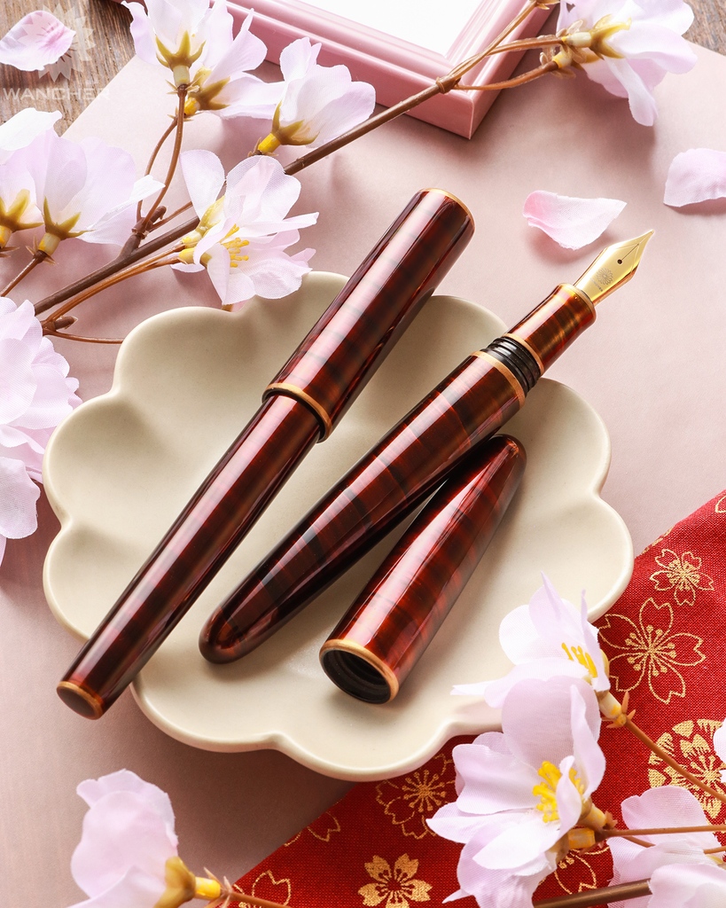 Wancher_Global's tweet photo. Back in stock alert 🍃
Byakudan fountain pen
A silky spiral pattern surrounded by a thin layer of silver or gold creates an incomparable elegance. The kintsugi detailing is one of a kind!🌊
Visit the link https://t.co/SMD5IF0DSW
_
#wancher #byakudan #urushipen #fountainpen #art https://t.co/0F33fG5Xpc