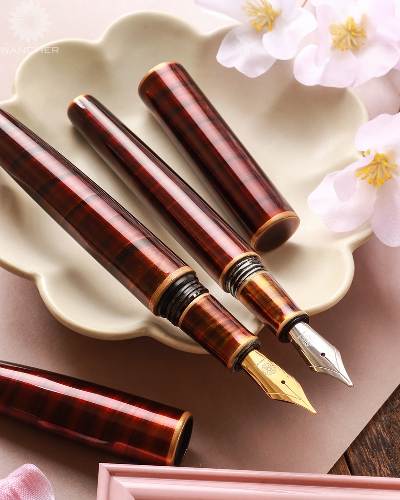 Wancher_Global's tweet photo. Back in stock alert 🍃
Byakudan fountain pen
A silky spiral pattern surrounded by a thin layer of silver or gold creates an incomparable elegance. The kintsugi detailing is one of a kind!🌊
Visit the link https://t.co/SMD5IF0DSW
_
#wancher #byakudan #urushipen #fountainpen #art https://t.co/0F33fG5Xpc