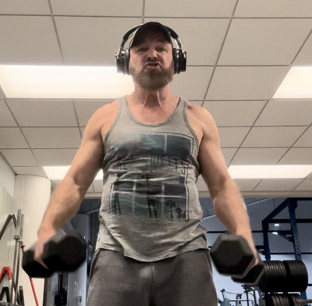 PastorPaulB1's tweet photo. Flex Friday + shoulders. The faces are telling you it hurts so good! The uncomfortable work to build strong shoulders is way better than the discomfort of weak shoulders & injuries ! Build muscle & injury-proof your joints. #doworkson #cancersurvivor #buildmoremuscle https://t.co/VGSwS4LFcu