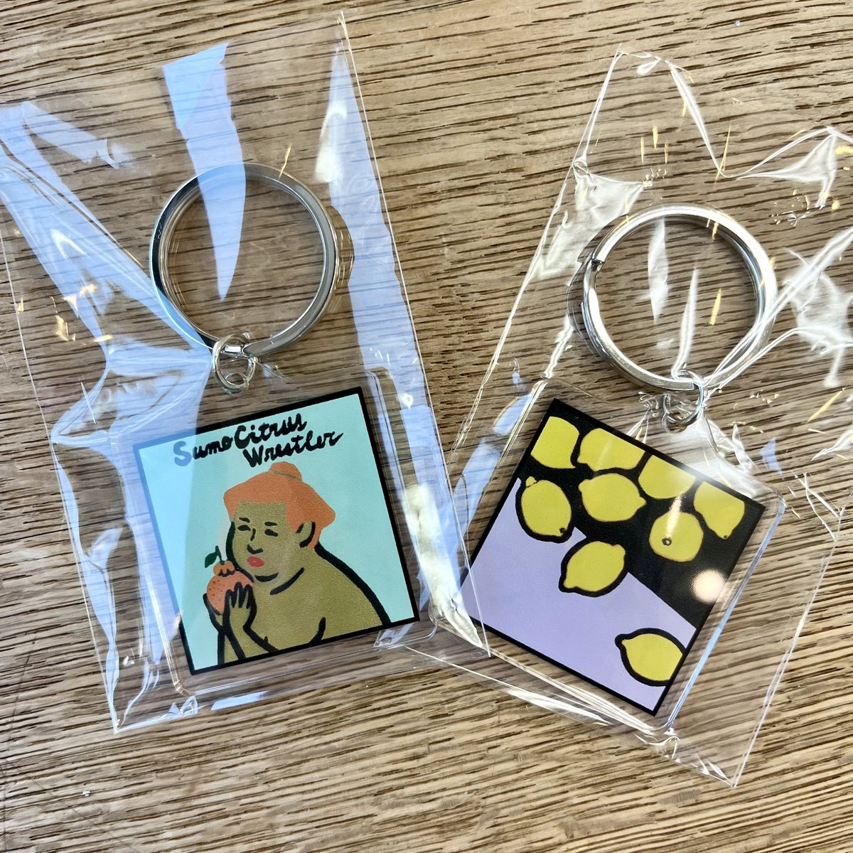 個展2日目！
今回用の新作グッズ！！
ミラーとアクリルキーホルダー！！！

初日はいいスタートがきれました🌷ありがとうございます！！15日まで開催しております。よろしくお願いいたします！