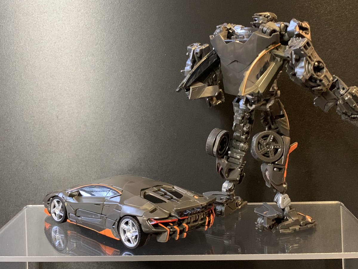 K2Works1's tweet photo. 10年ぶりくらいに買ったかも…
トランスフォーマーの変形トイって。
スタジオシリーズのSS96ホットロッドがスゴイという噂は本当でした🙆♂️
6インチのフィギュアよりコンパクトなのによく再現されてるわ!
夢があってイイね✨
#Transformers #HotRod
#TransformerStudioSeries https://t.co/oBWsrmvsuN