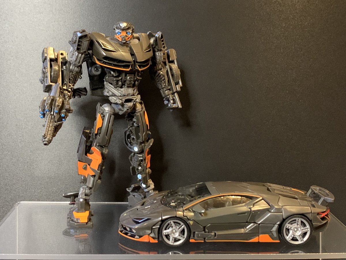 K2Works1's tweet photo. 10年ぶりくらいに買ったかも…
トランスフォーマーの変形トイって。
スタジオシリーズのSS96ホットロッドがスゴイという噂は本当でした🙆♂️
6インチのフィギュアよりコンパクトなのによく再現されてるわ!
夢があってイイね✨
#Transformers #HotRod
#TransformerStudioSeries https://t.co/oBWsrmvsuN