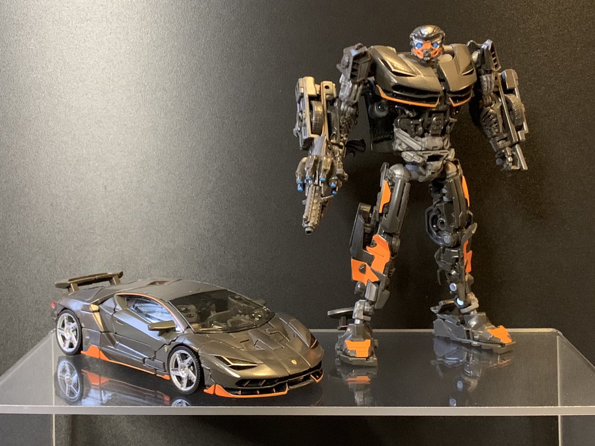 K2Works1's tweet photo. 10年ぶりくらいに買ったかも…
トランスフォーマーの変形トイって。
スタジオシリーズのSS96ホットロッドがスゴイという噂は本当でした🙆♂️
6インチのフィギュアよりコンパクトなのによく再現されてるわ!
夢があってイイね✨
#Transformers #HotRod
#TransformerStudioSeries https://t.co/oBWsrmvsuN