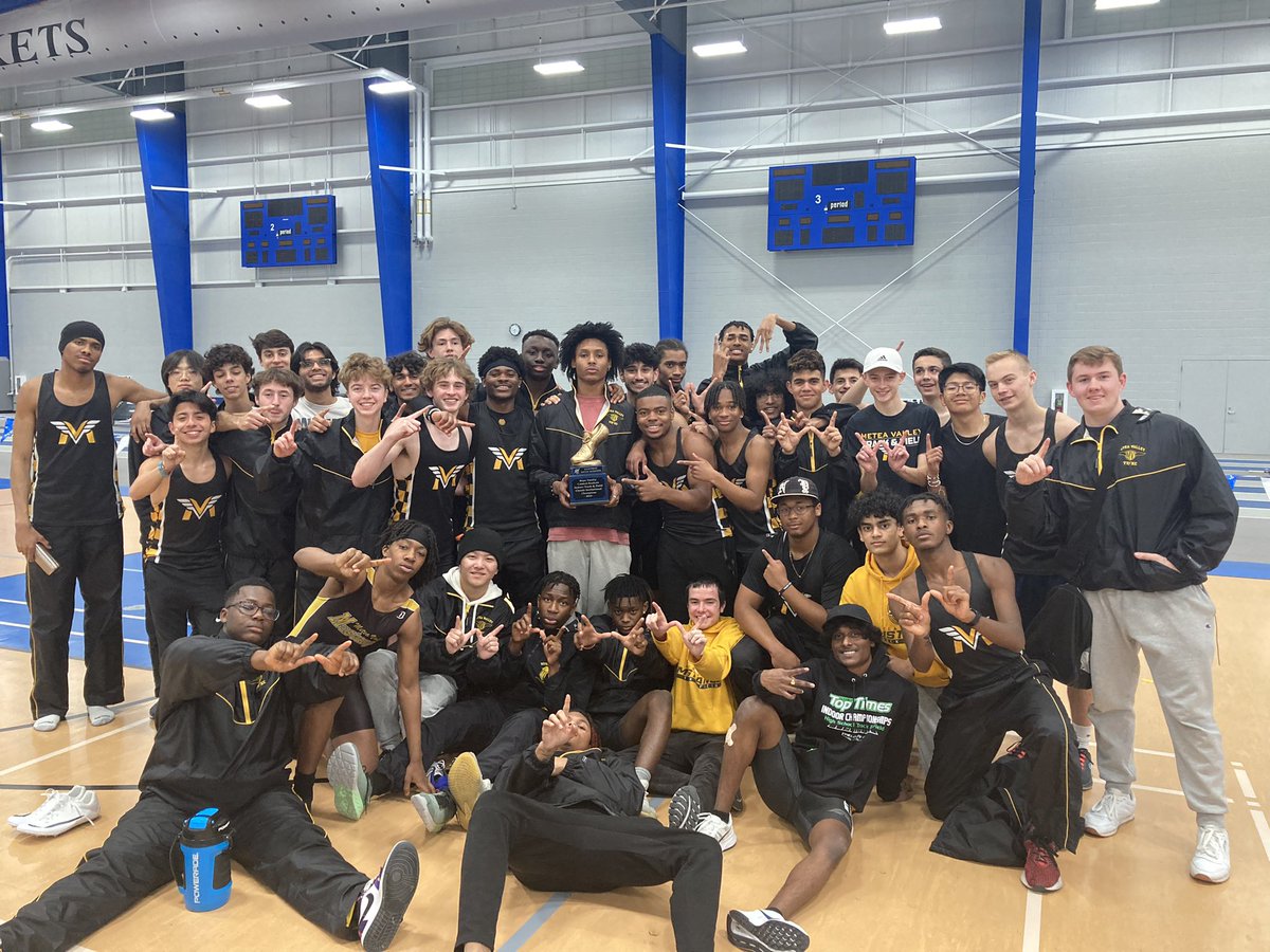 MVMensXCTF's tweet photo. And now, here are your 2023 Central Rocket Invite CHAMPIONS, your Metea Valley Mustangs! 🏆🖤💛💪🏽@MeteaAthletics @MeteaBoosters @MeteaFootball @meteavalley @MVPrincipal1 https://t.co/jxlqZnYLZR