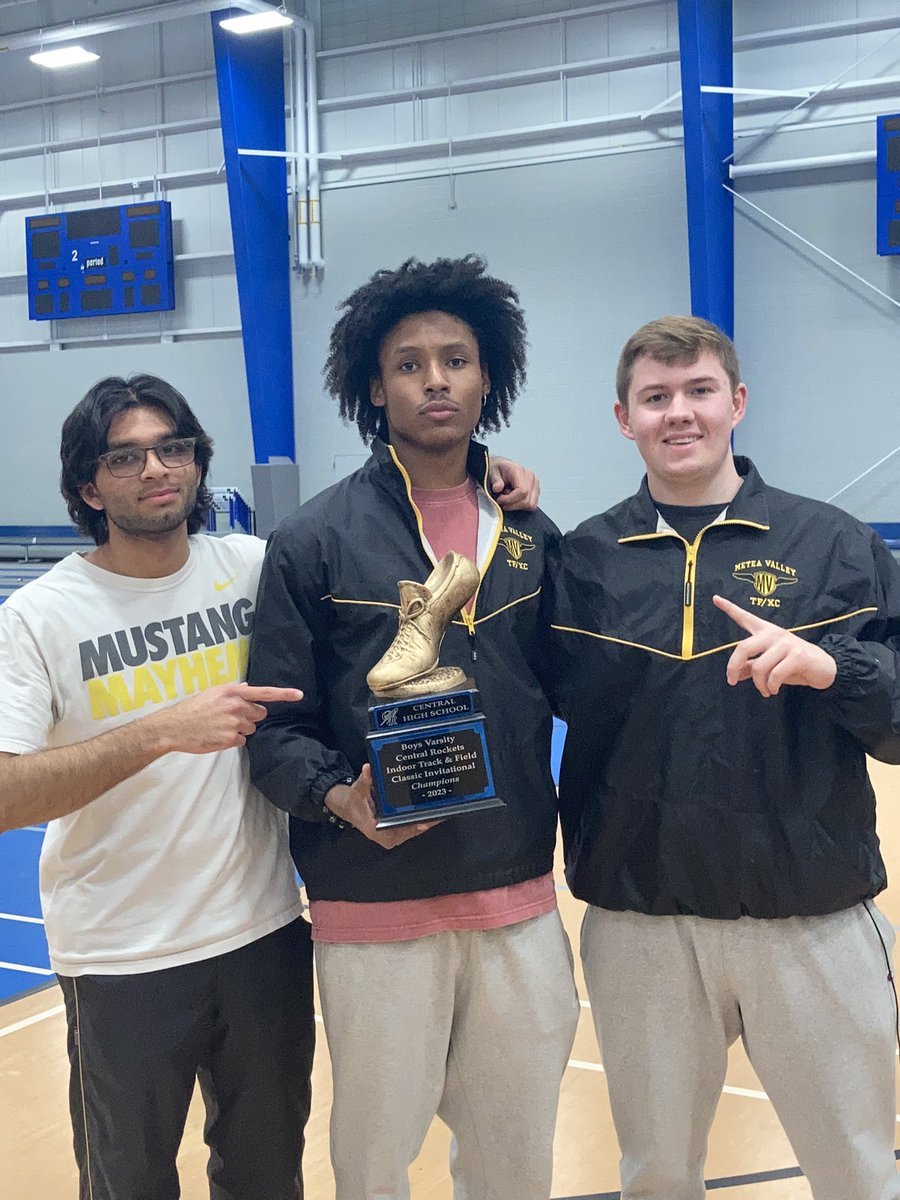 And now, here are your 2023 Central Rocket Invite CHAMPIONS, your Metea Valley Mustangs! 🏆🖤💛💪🏽<a href="/MeteaAthletics/">Metea Athletics</a> <a href="/MeteaBoosters/">Metea Boosters</a> @MeteaFootball <a href="/meteavalley/">Metea Valley HS</a> <a href="/MVPrincipal1/">Principal Echols</a>