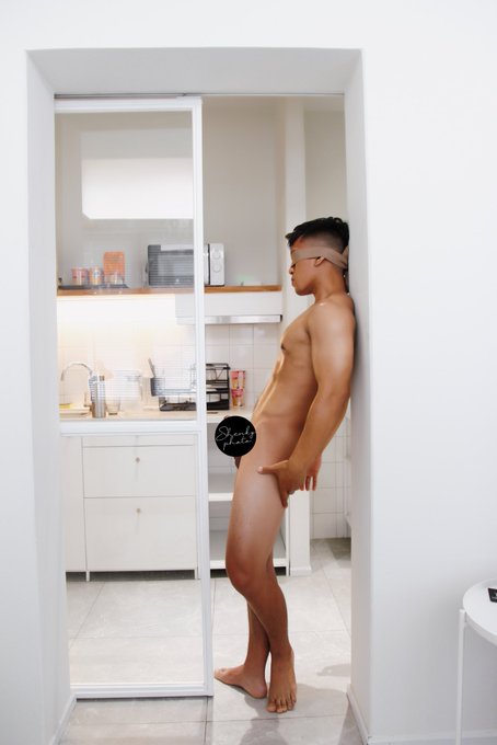 1 pic. Nude in the kitchen ( dăm một chút ở nhà bếp có sao k ta ?? ) Muốn biết dăm như nào thì hãy check