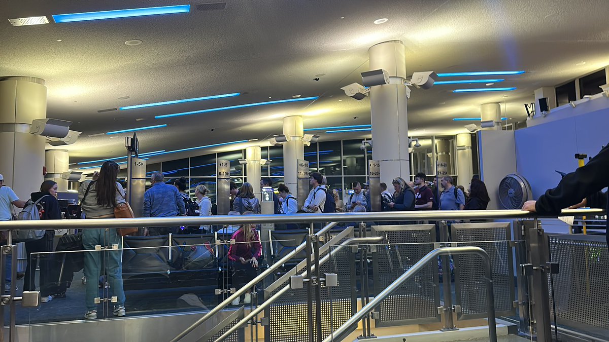 PyzykAna's tweet image. if you take @SouthwestAir be prepared to have 3 hr + delays. most reliable my a$$