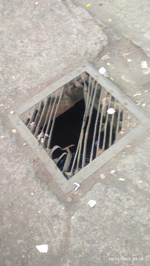 pankaj1240's tweet photo. @drmbct @mybmcWardRC @roadmarchmumbai @mid_waytimes @Lokmat_Lungase @GopalMumbai  बोरिवली ईस्ट में स्टेशन के बाहर गटर की जाली टूटी हुई है कई महीनों से bmc मे शिकायत की तो उन्होंने कहा ये रेल्वे का काम है. पब्लिक तो गिर रही है वहा से आते जाते जल्दी से जल्दी काम करवा दीजिये जय हिंद https://t.co/QGvsNBVeTG