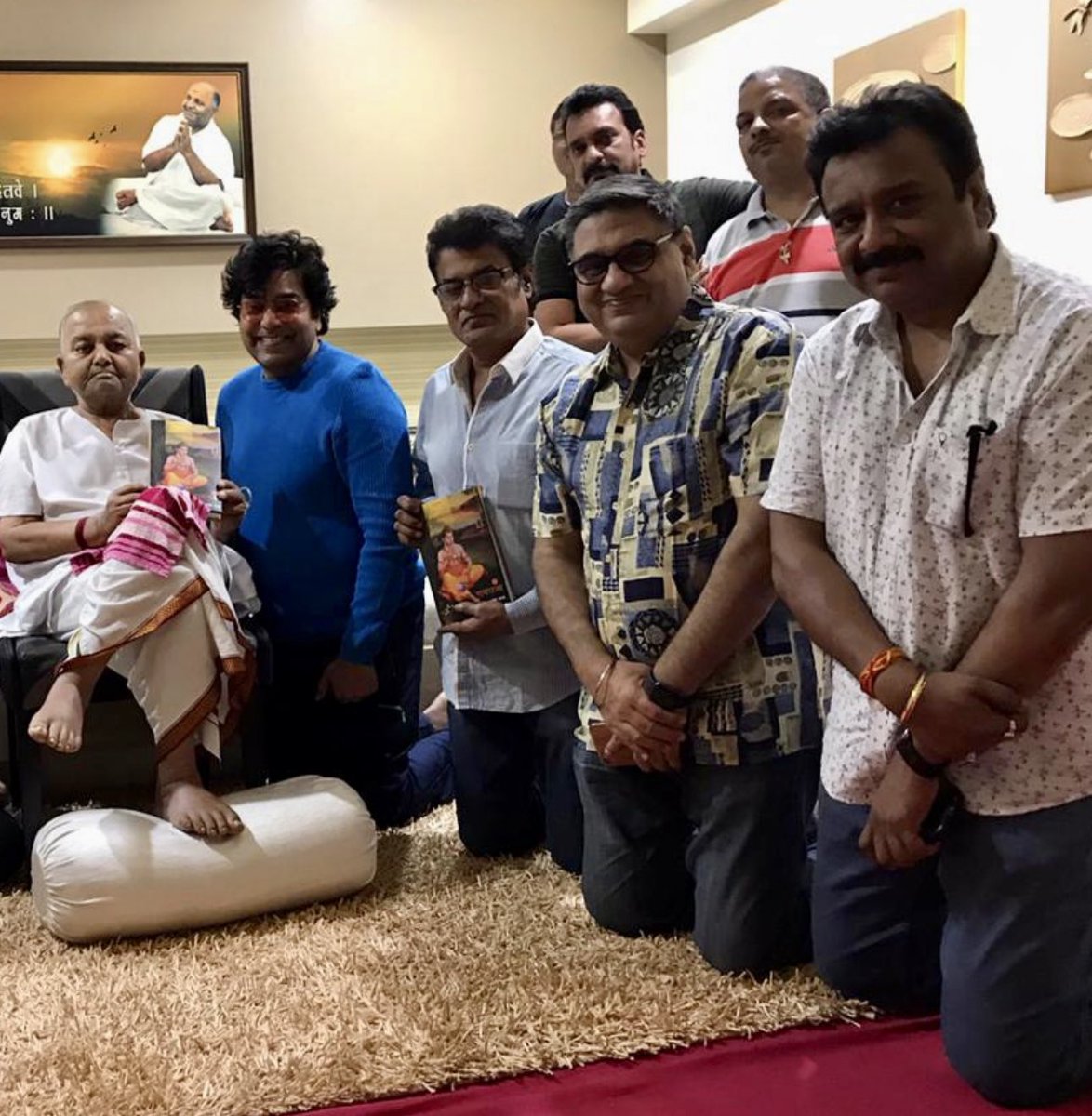 गुरुदेव भगवान दद्दाजी की कृपा से #रामराज्य के लिए पहले मुझे #मध्यप्रदेश अखिल भारतीय साहित्य अकादमी पुरस्कार प्राप्त हुआ और अब #महाराष्ट्र राज्य हिन्दी साहित्य अकादमी की ओर से "अखिल भारतीय सम्मान" और जीवनगौरव पुरस्कार प्रदान किया गया है। अभिभूत व अनुगृहीत हूँ, हर हर महादेव ❤️🙏