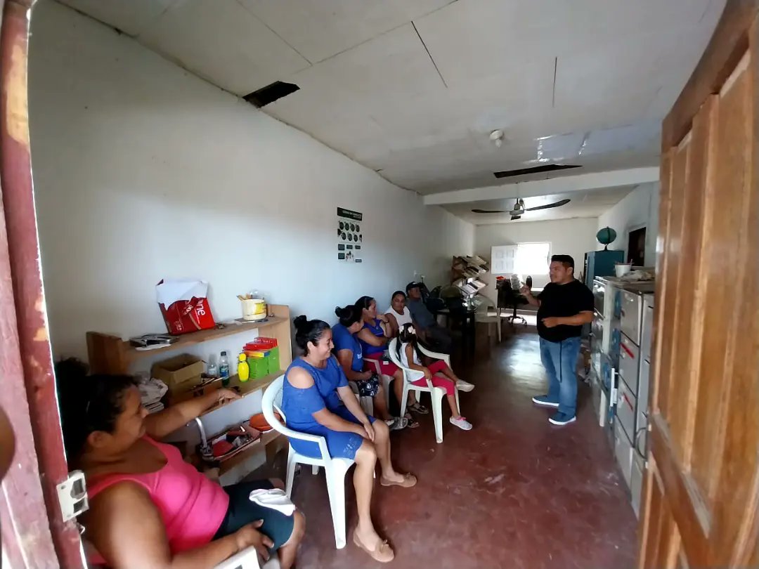 ADASBA1's tweet photo. ADASBA en asocio con ChildFund desarrolla jornada de formación con madres de Azacualpa, Zacapa, en temas de derechos humanos y sexualidad, y derechos de NNAJ, en el marco del modelo programático Me Quiero Me Cuido con el módulo Igualdad de Género.
@ADASBA1 @ChildFundHN https://t.co/HuI0Ae4eaf