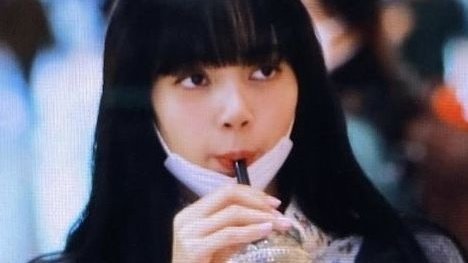 liliesrubies's tweet photo. Two Hearts -a #jenlisa au wherein a carefree college student, Ram (L) keeps on writing notes on a borrowed book w/c happened to be the top student, Liara's (J)property. 

"Di purket irreg student, bumagsak na! Stop the prejudice!" 

"So hindi ka bumagsak?" 

"Bumagsak.." 

"Pfft" https://t.co/44Tr87OLQ4