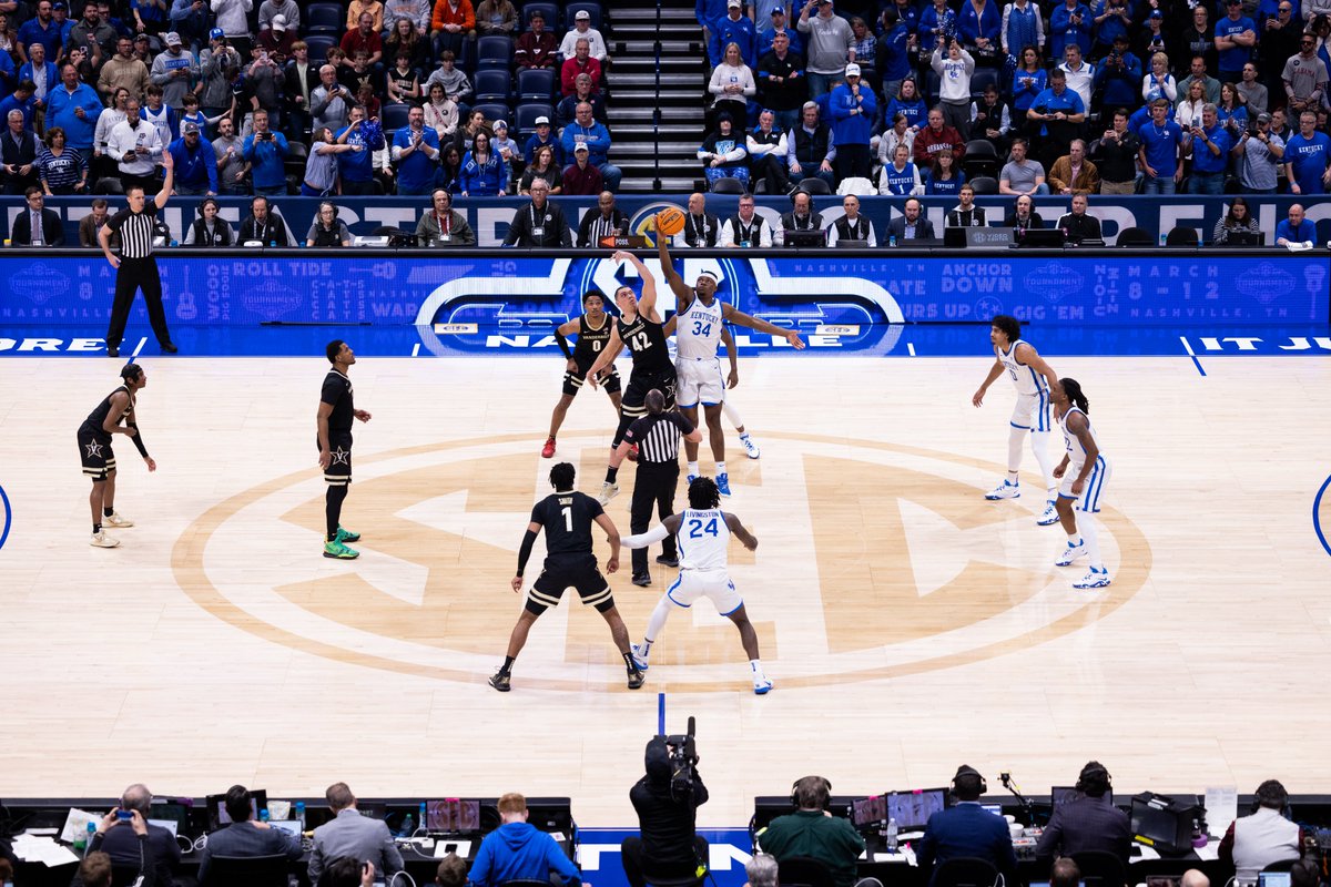 jack_weaver_'s tweet photo. No. 3 Kentucky trails No. 6 Vanderbilt 39-34 at halftime in the #SECMBB Tournament quarterfinals. @KYKernelSports @KyKernel https://t.co/6mpkBFUsmp