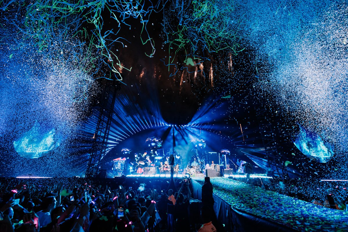 coldplay's tweet photo. Thank you São Paulo https://t.co/33sto2h8CP
