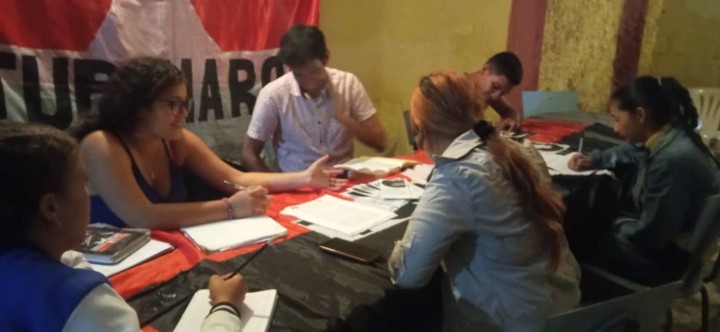 EmilyCES28's tweet photo. Así damos inicio a nuestro 1er  Encuentro Regional de la Juventud Tupamaro @MrtLara2, dónde comenzamos realizando análisis de la coyuntura y discutiendo nuestro rol en este momento histórico que atravesamos. 
#JuventudRebelde.
#ComunaYProduccion.

Hoy más que nunca nos formamos.. https://t.co/w0HkZ6e0z8