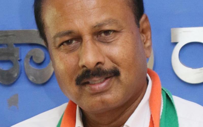 Anjan94150697's tweet image. KARNATAKA SHOCKER:

#SadDemise: An IRREPLACEABLE LOSS to the Congress!

Congress Working President, Congress Stalwart, Dhruvanarayana NO MORE.

Dhruvanarayana died of Heart Attack at DRMS Hospital in MYSURU, today Morning at 6:22

May Your Soul Rest In Peace

#RIPDhruvanarayana