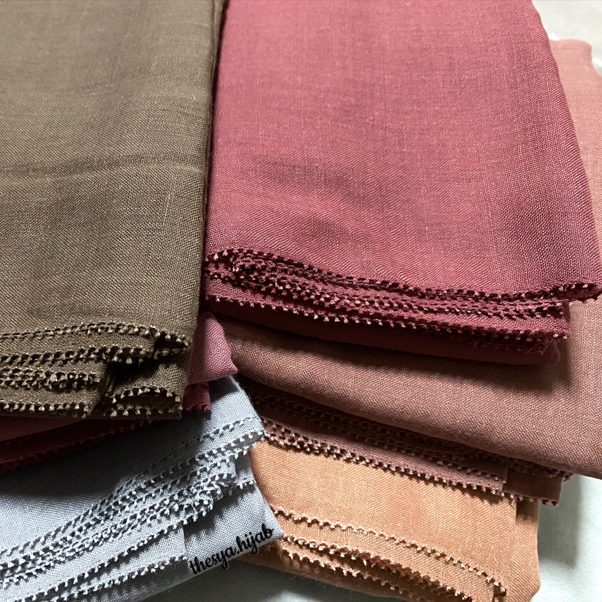 thesyahijab's tweet photo. Happy weekend semua 🫶🏻 Cantik kan finishing tudung eyelash ni 😍 https://t.co/DhBfZuWaUI