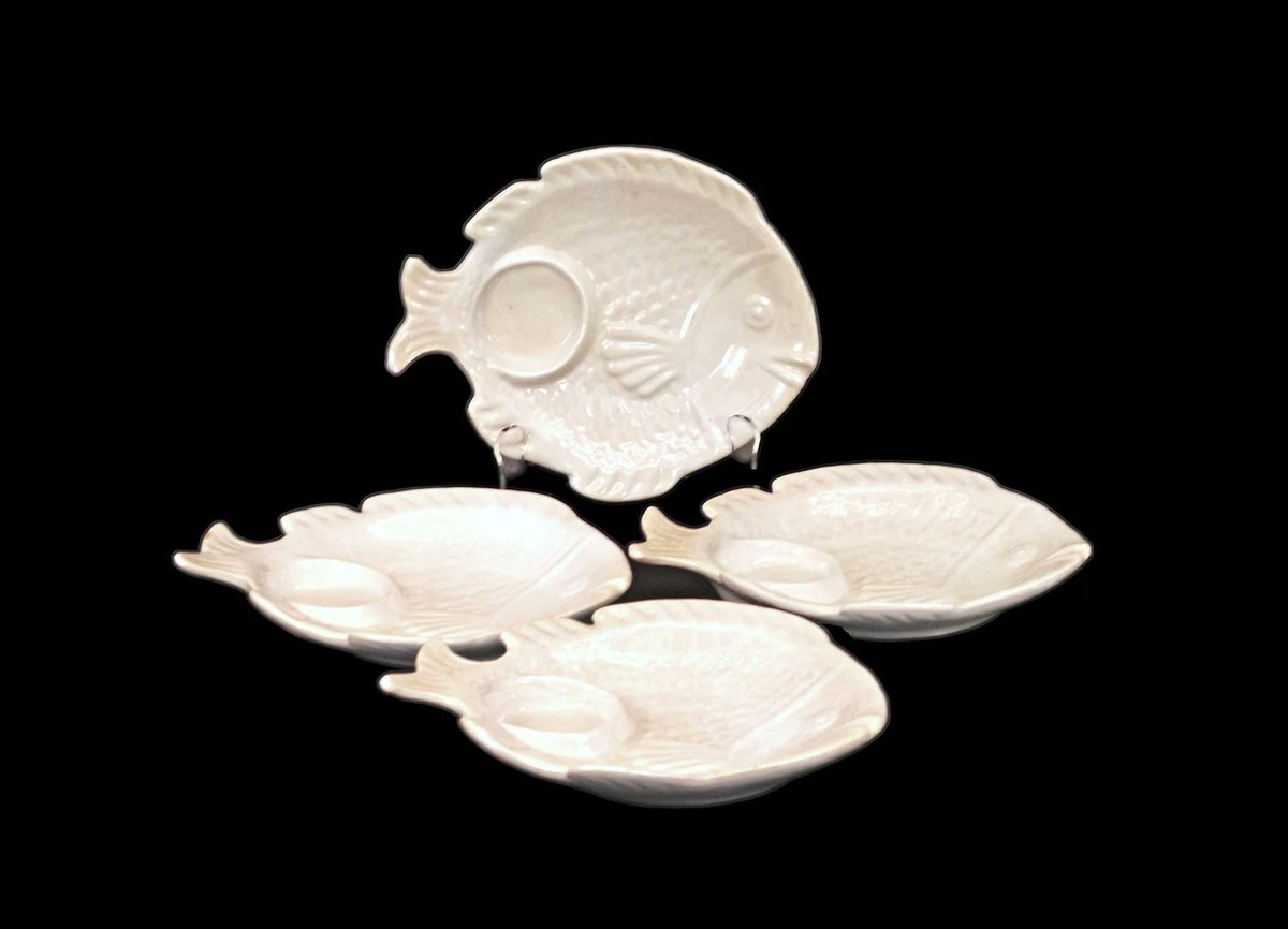 G97816960Girl's tweet photo. Four California Originals fish-shaped escargot | seafood plates. Garlic butter | lemon depression. Made in USA. https://t.co/DjJQy9B0z3 via @Etsy #BuyfromGroovy #antiqueshop #tableware #vintagetableware #CaliforniaOriginals #seafoodnight #fishplate #Escargotplate #EtsySellers https://t.co/mORmTKRf0I