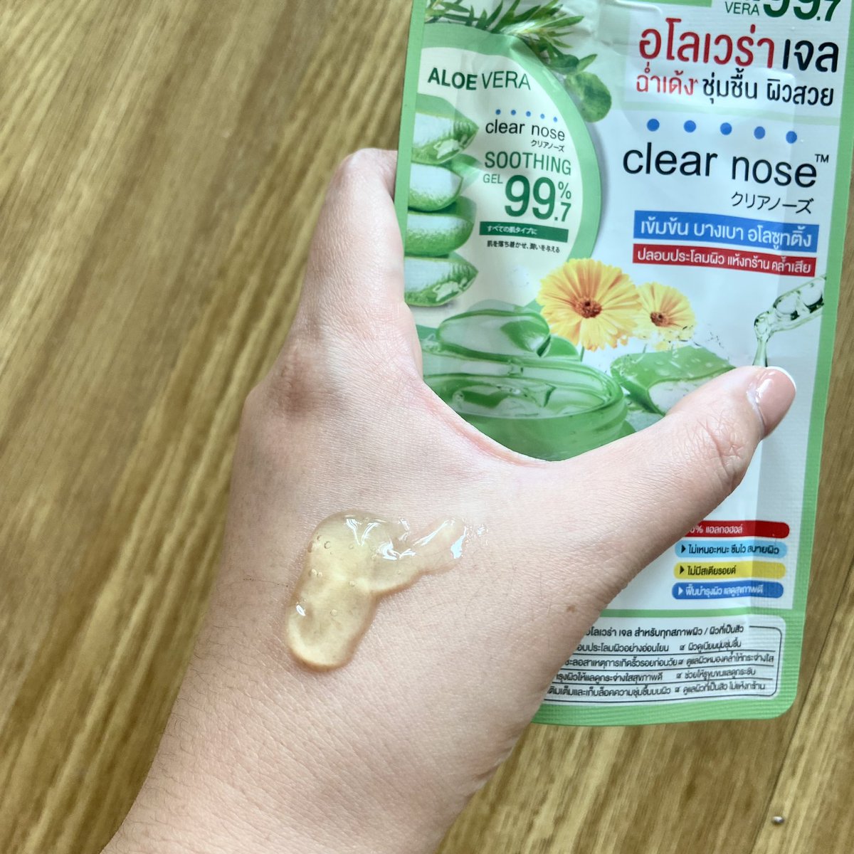 ChichaShalala's tweet photo. Clearnose ทำตัว Aloe ออกมาแล้ว มี Aloe Vera สูงมากถึง 99.7% ทาผิวที่หยาบแห้งๆ ตื่นมาผิวนุ่มขึ้น แสบร้อนผิวจากแดด กลับมาทาเย็นผิวสดชื่นมาก แนะนำแช่เย็นก่อนทา ฟินสุดๆ ใช้ได้ทุกส่วนของร่างกาย ปลอดภัยมี อย. แมสเถอะของดี พิกัด: https://t.co/wuyCru252Z #ใช้ดีบอกต่อ #รีวิวสกินแคร์ https://t.co/I5taAox0Ip