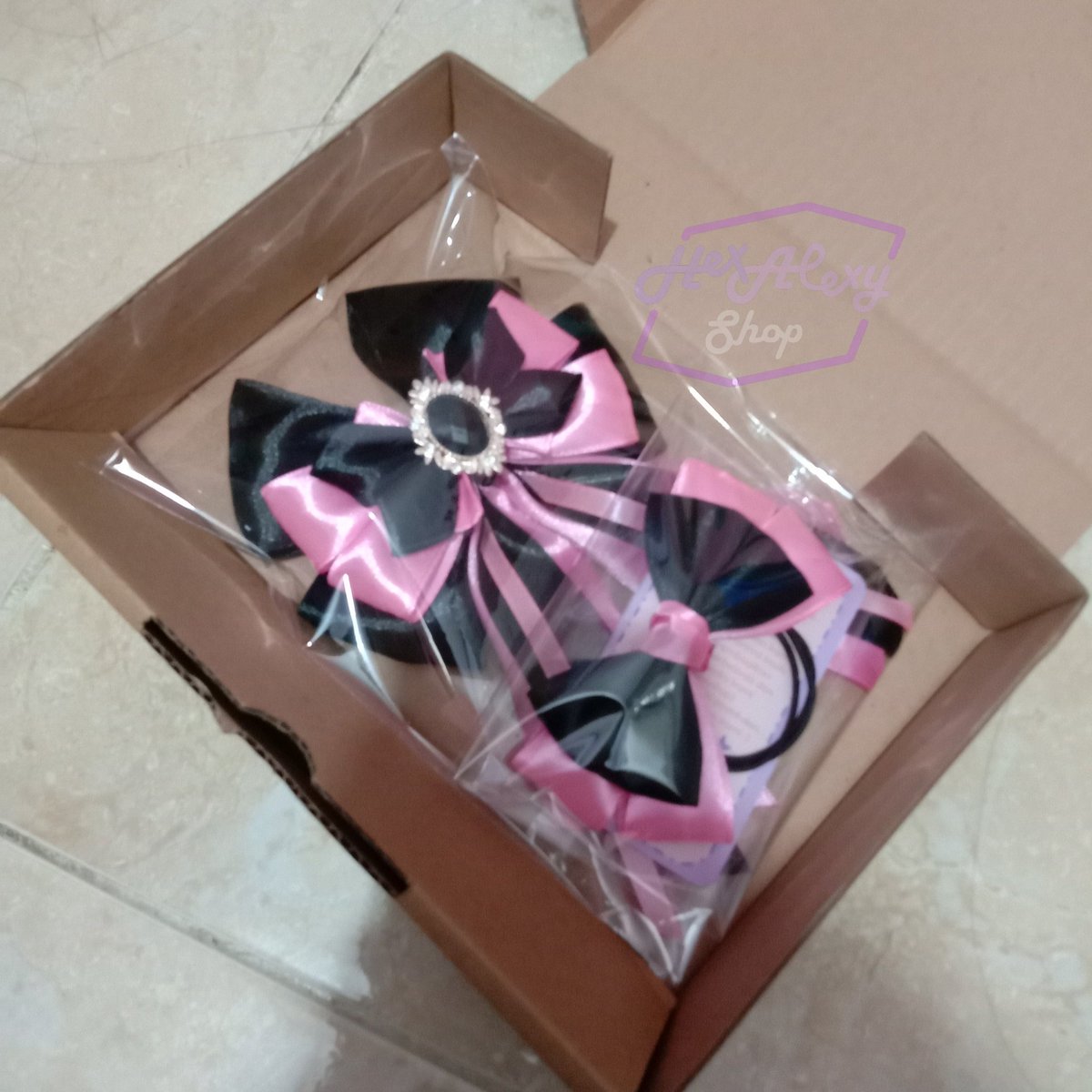 hexalexyshop's tweet photo. 6 pesanan Pita Lightstick Blackpink tanggal 4 Maret untuk Blackpink #BORNPINK_WORLDTOUR in Jakarta udah dikirim &amp; selamat sampai tujuan😆 
Terimakasih banyak yang udah order &amp; have fun blink😊
#BORNPINKinJAKARTA #BORNPINKinJKT bp hammerbong deco ls pita ribbon

-Min Lex https://t.co/FfyP8fbdOt