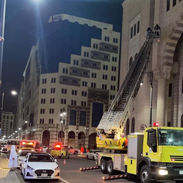IqraaAfricatv's tweet photo. A bird was stuck in the Sharia Court Building in Madina. The Civil Defense team went all the way to ensure that the bird is saved. Prophet Muhammad ﷺ has instructed not to harm any living being #lifeinsaudiarabia #alllivesmatter #IqraaAfricaTv https://t.co/1tYmGnQI5p