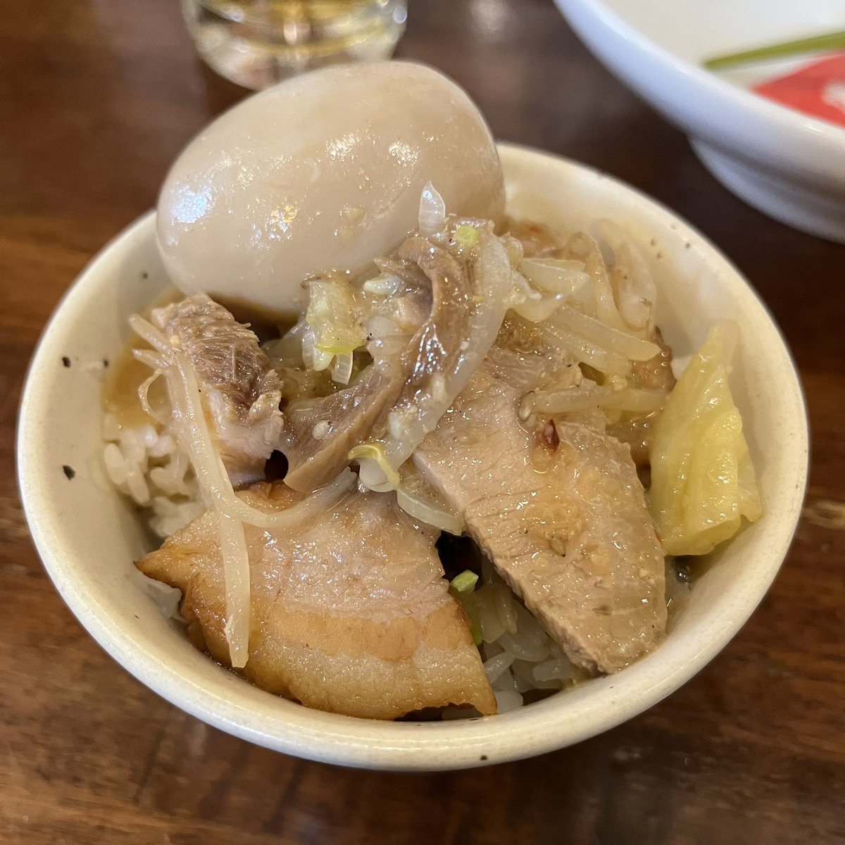 imo9010's tweet photo. Rahmen yahman@江古田

味噌つけめん(大盛)＋にんにくトッピング(無料)＋バタートッピング＋少なめチャーシュー丼＋生ビール(メンマ付)

にんにくにバターは最強🧄
これしか勝たん🤣 https://t.co/0y2pZru2WH
