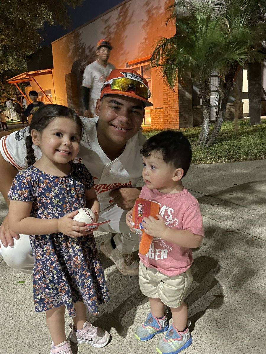 Shot out to <a href="/KadeYork/">Kade York</a> and angel de la Cruz (twitterless?) for making the kiddos night and giving them a pic and ball <a href="/UTRGVBaseball/">UTRGV Baseball</a>  V’s ✌️ quality young men.