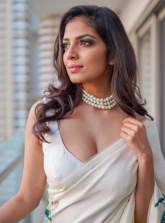 Fq6YlH5WwAAALt0?format=jpg&name=900x900