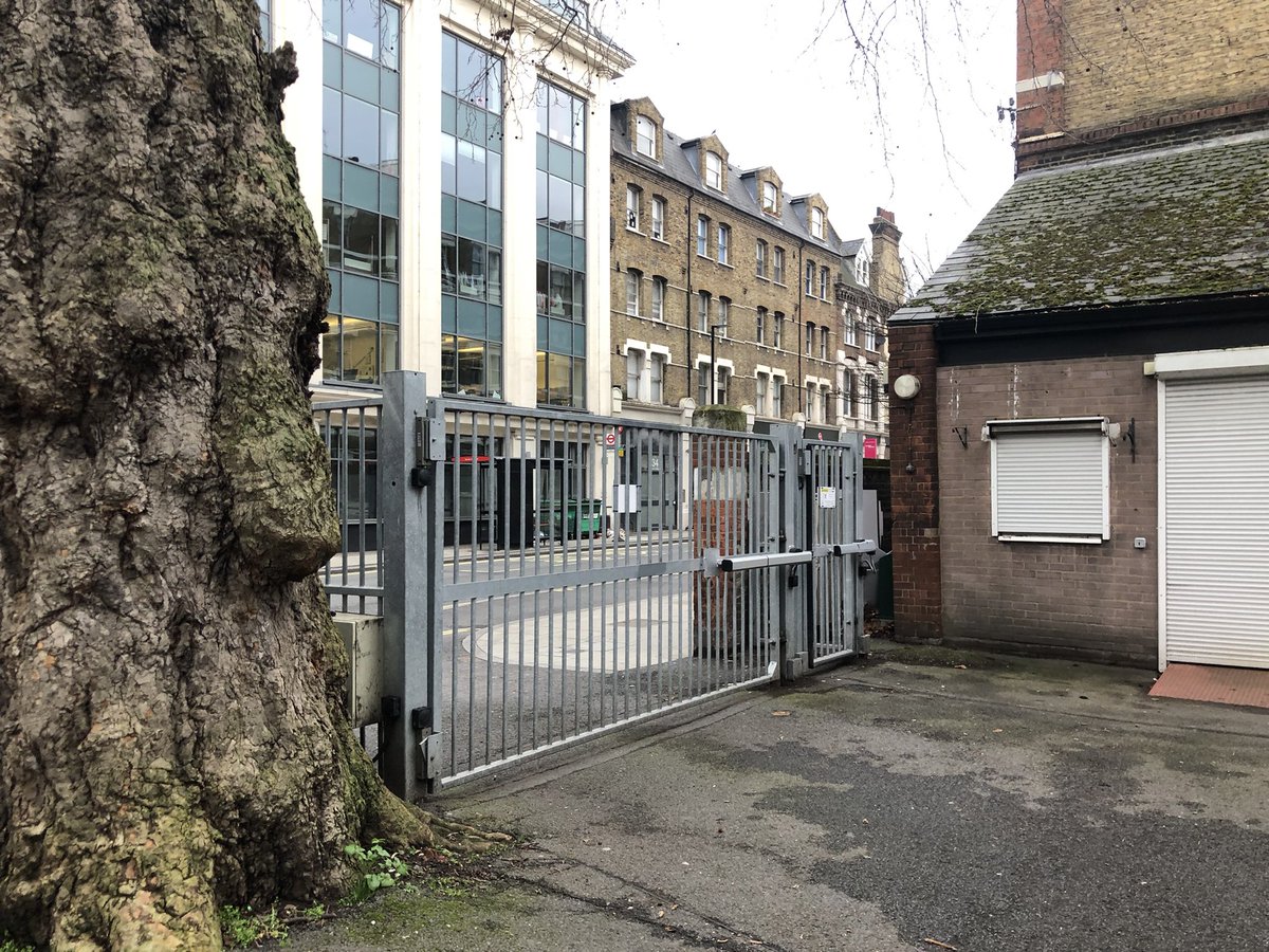 ChichesterCourt's tweet image. This is our security gate that we pay service charges for to @OneHousing 

But for the last 12 hours it won’t open… so we can’t drive in or out.. 

#emergencyaccess
#servicecharges