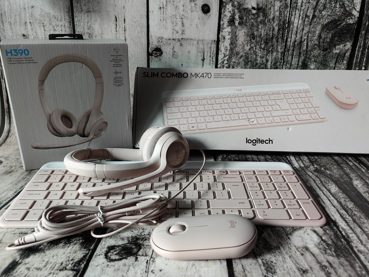 TECHNOSenior1's tweet image. Produkty Logitech zawsze są wyjątkowe, zarówno pod kątem wyglądu, kolorów jak i jakości wykonania. Nie inaczej jest też z zestawem #LogitechMK470 i #LogitechH390 - na pewno sprawdzi się na biurku niejednego użytkownika. 
@LogitechG 
@Logitech 
#własnytest
wp.me/par2as-ZF4