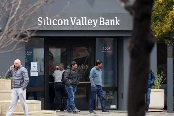 isource_news's tweet photo. SVB BANK FAILURE SPELLS DISASTER FOR HARRY AND MEGHAN 

Couple had major money on deposit at the seized institution. 

"Their accounts may only be insured up to a maximum of $250,000," said a source who asked not to be identified, "Harry's millions from Spare may be lost." https://t.co/oEbQr0Jc1b