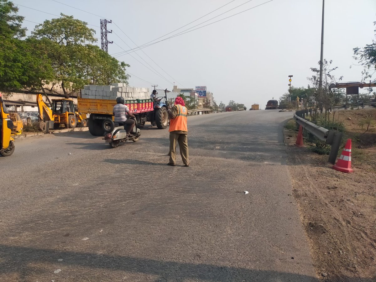 KothurMunicipa1's tweet photo. రంగారెడ్డి జిల్లా ఆదిభట్ల పురపాలక సంఘం పరిధిలోని కలెక్టరేట్ ఇంటర్నల్ రోడ్స్, ఆంజనేయ స్వామి రోడ్డులో  పారిశ్యుద్ధ పనులు నిర్వహించిన మున్సిపల్ సిబ్బంది. (1/2) https://t.co/B1j0WIaHpm