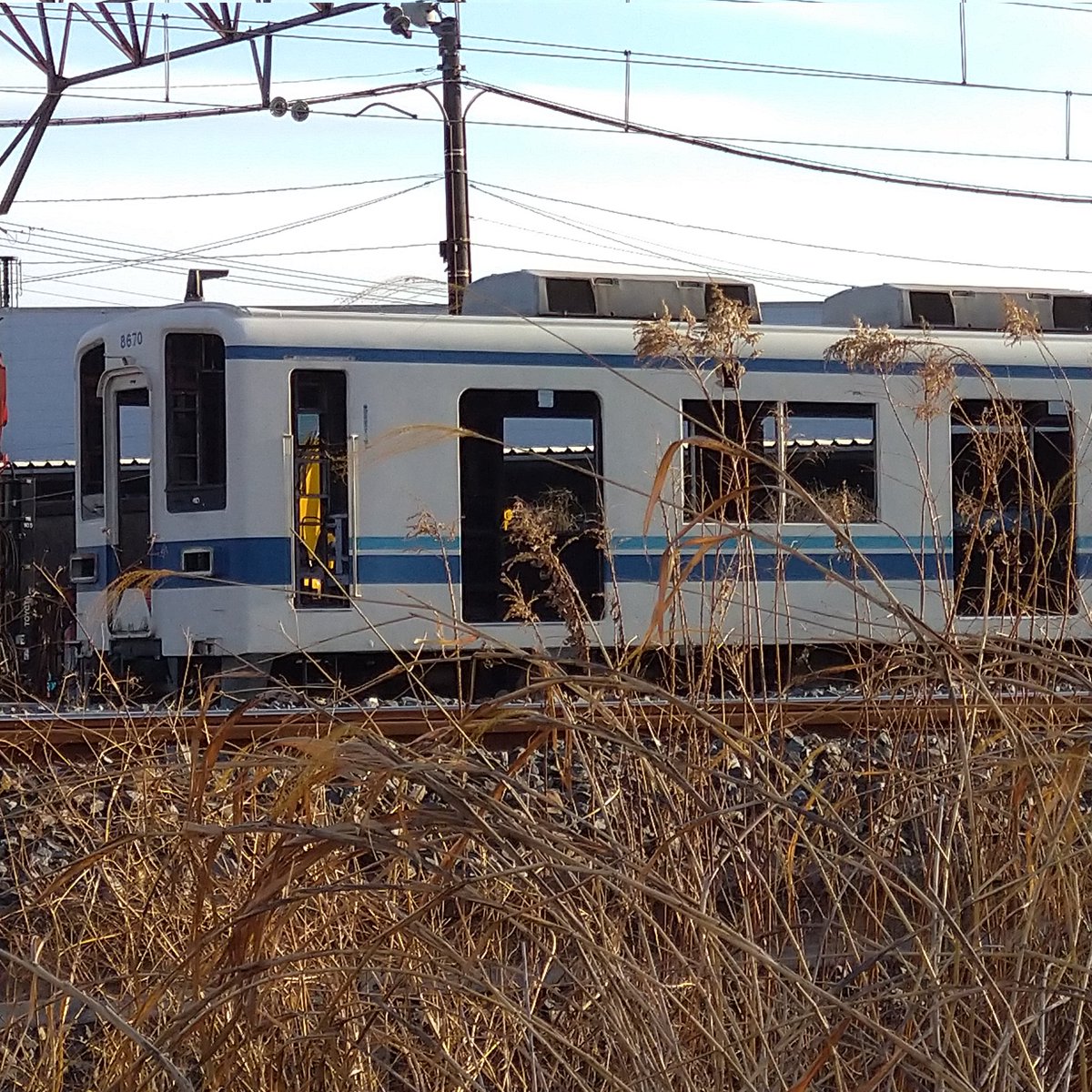masasi0926's tweet photo. 東武鉄道８０００系8570f 廃車回送からの内装撤去早い、、　#東武鉄道　#8000系　#8570f https://t.co/CeUbu8tJdE