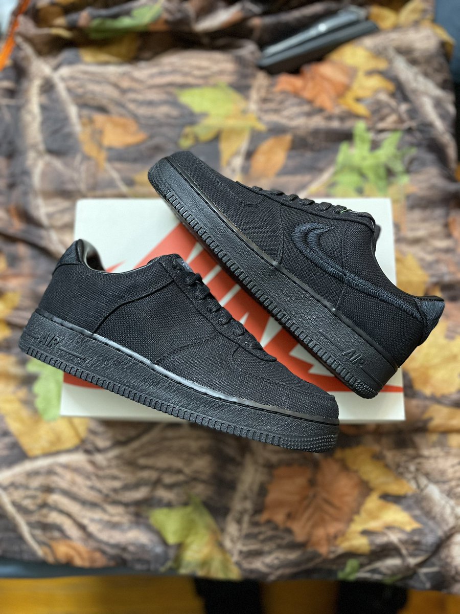 JrNunga's tweet photo. Right pair is missing the Nike Check Logo. What do you think sneaker fam? https://t.co/CGtiCqL2C5