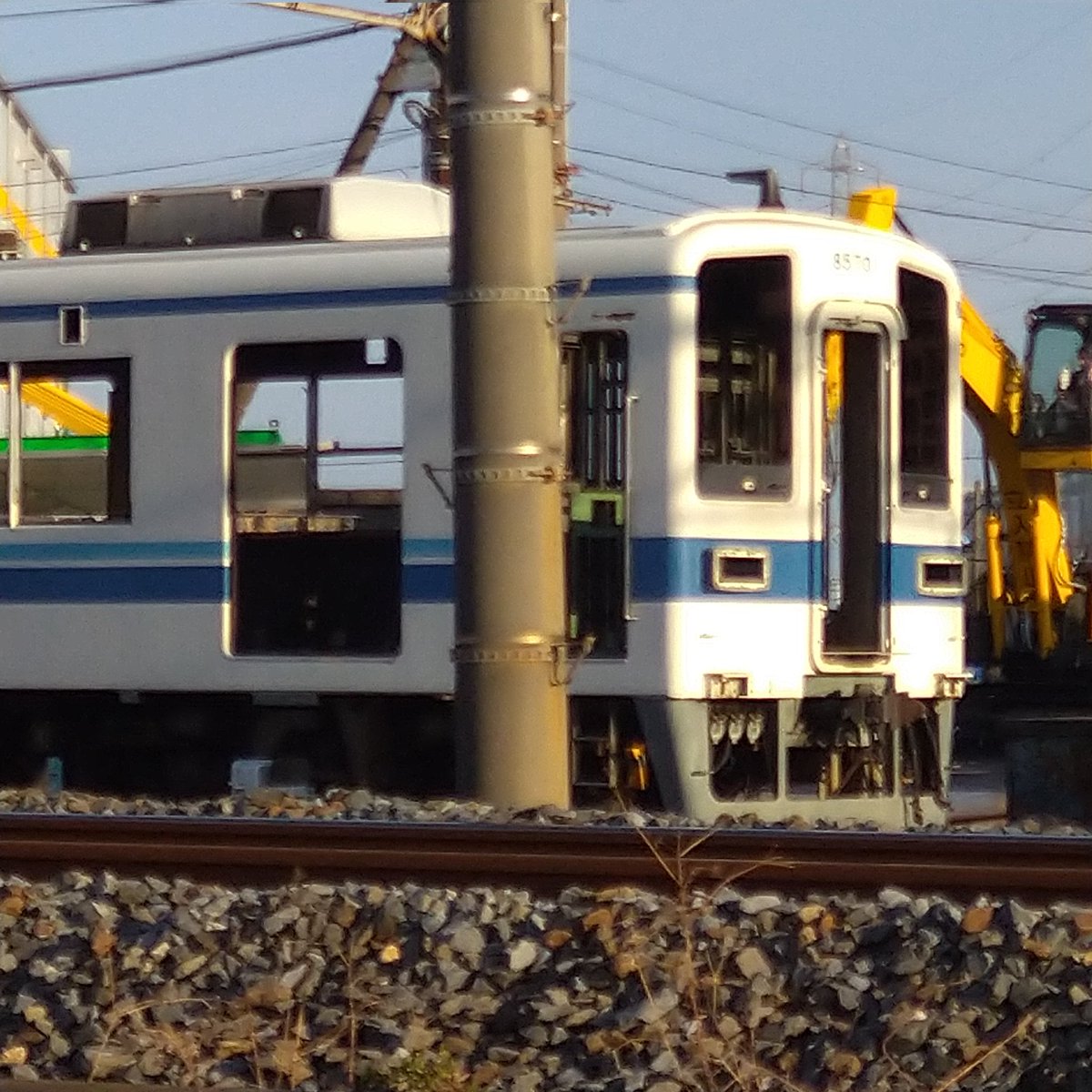 masasi0926's tweet photo. 東武鉄道８０００系8570f 廃車回送からの内装撤去早い、、　#東武鉄道　#8000系　#8570f https://t.co/CeUbu8tJdE