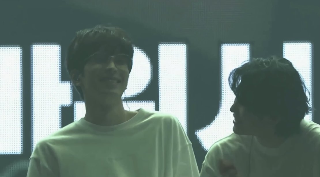 vwonwoozi's tweet photo. Best boys wonwoozi ✨💛
@pledis_17 #원우 #우지 https://t.co/oikBZY8bhW