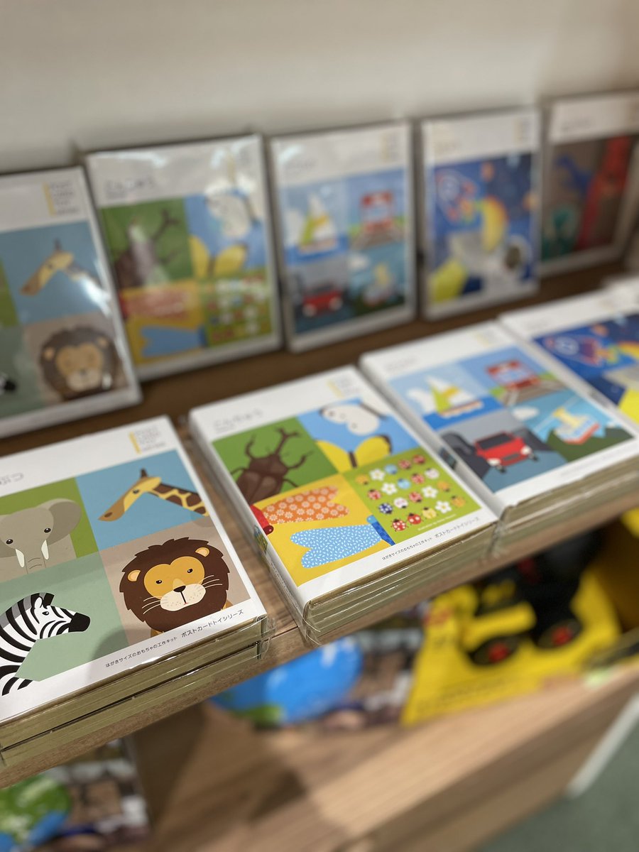yurindo_ebina's tweet photo. 店頭では「ポストカードトイシリーズ」を展開中です。ポストカードトイははがきサイズの台紙と材料で作る工作おもちゃ。一枚の紙切れがおもちゃになる不思議。3/25(土)にはこうさくカフェを一日限定でオープン。小さな驚きをこの機会にぜひ！#ポストカードトイ #トイスパイス #工作 https://t.co/7T3lt0cFxH