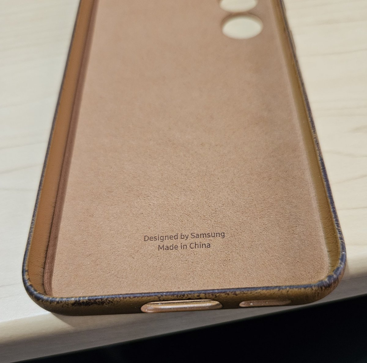 Maccyamc's tweet photo. @SamsungAU Is this the kind of quality I can expect from Samsung after only 1 month of use?
According to your "support" team it's over 14 days so it can't be returned, this is an $84 case, how is this acceptable? https://t.co/xNT9o6WaMX