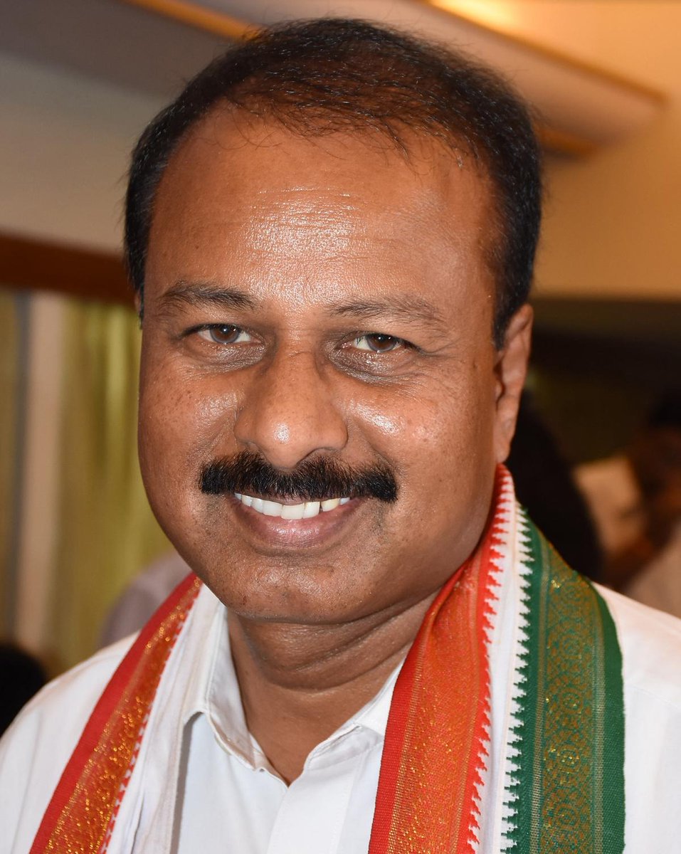lalithraghav's tweet photo. ಕಾಂಗ್ರೆಸ್ ಪಕ್ಷದ ಮಾಜಿ ಸಂಸದರು ಹಾಗೂ ಕೆಪಿಸಿಸಿ ಕಾರ್ಯಾಧ್ಯಕ್ಷರಾದ ಶ್ರೀ ಧ್ರುವನಾರಾಯಣ್ ಅವರು ಹೃದಯಾಘಾತದಿಂದ ನಿಧನರಾದ ಸುದ್ದಿ ತಿಳಿದು ಅಪಾರ ದುಃಖವಾಯಿತು.

ಭಗವಂತ ಅವರ ಆತ್ಮಕ್ಕೆ ಶಾಂತಿ ನೀಡಲಿ ಕುಟುಂಬವರ್ಗದವರಿಗೆ ದುಃಖ ಭರಿಸುವ ಶಕ್ತಿ ನೀಡಲಿ ಎಂದು ಪ್ರಾರ್ಥಿಸುತ್ತೇನೆ. https://t.co/x6hCcG33Pu